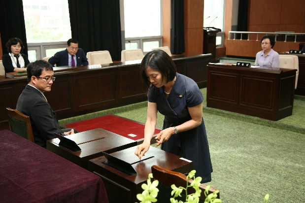 투표하는 모습