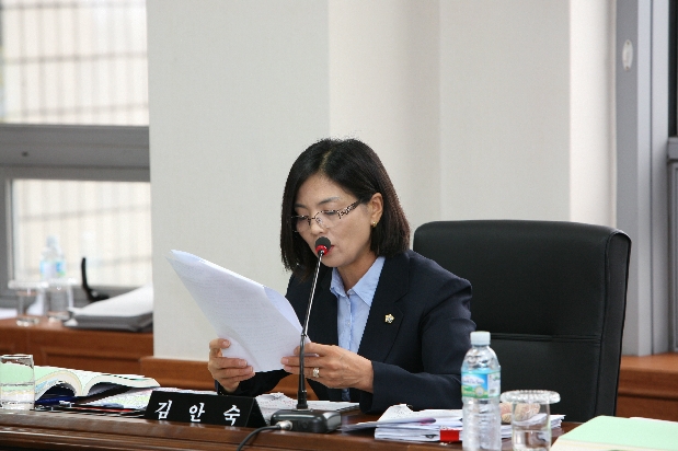 제212회 서초구의회 제1차 정례회 행정복지위원회 회의시 발언하는 모습