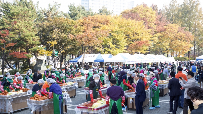 세계한인차세대동포와 함께 하는 새마을부녀회 사랑의 김장 담그기