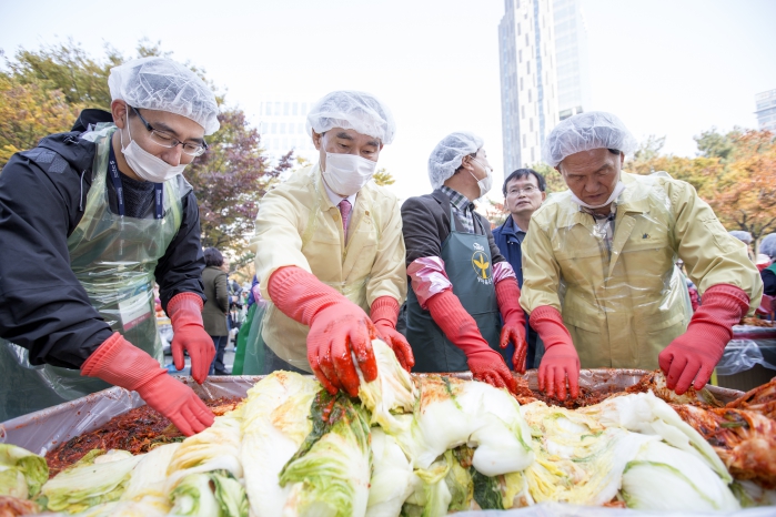 세계한인차세대동포와 함께 하는 새마을부녀회 사랑의 김장 담그기