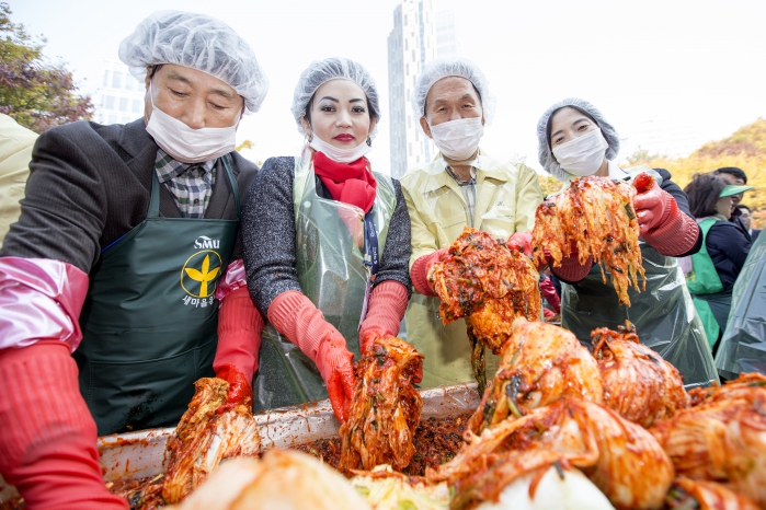 세계한인차세대동포와 함께 하는 새마을부녀회 사랑의 김장 담그기